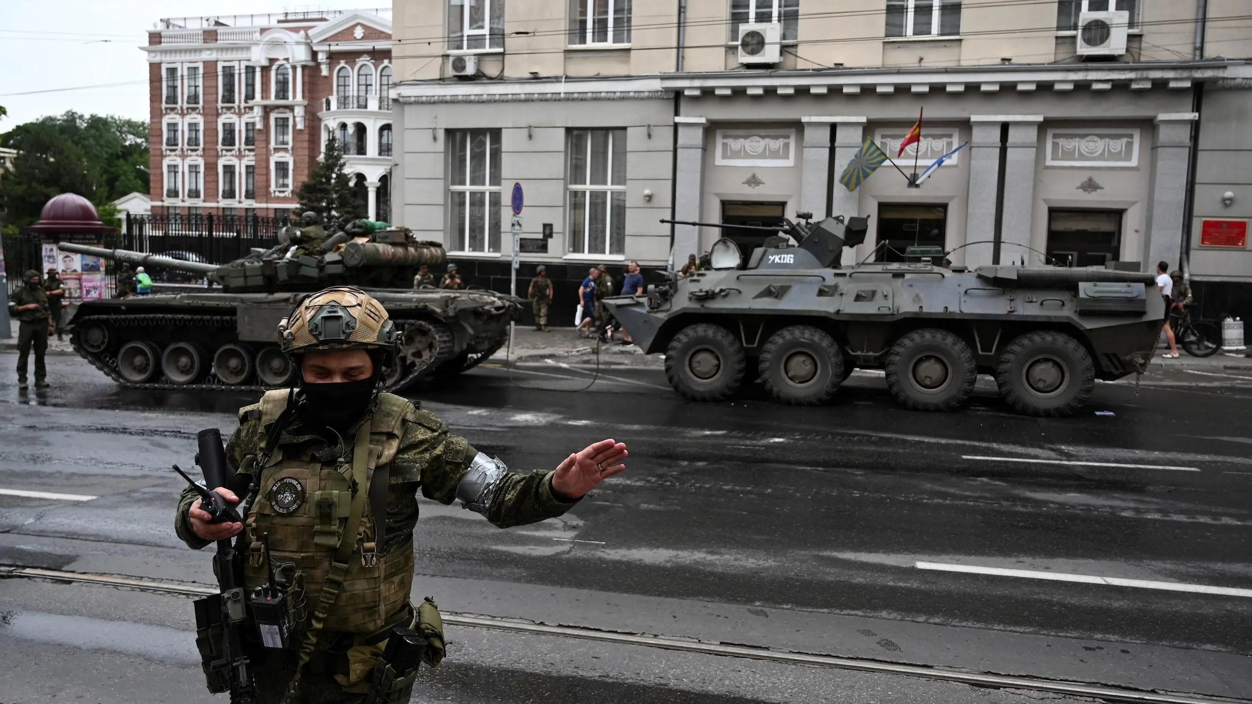 Wagner Group armored column rolls through a Russian city