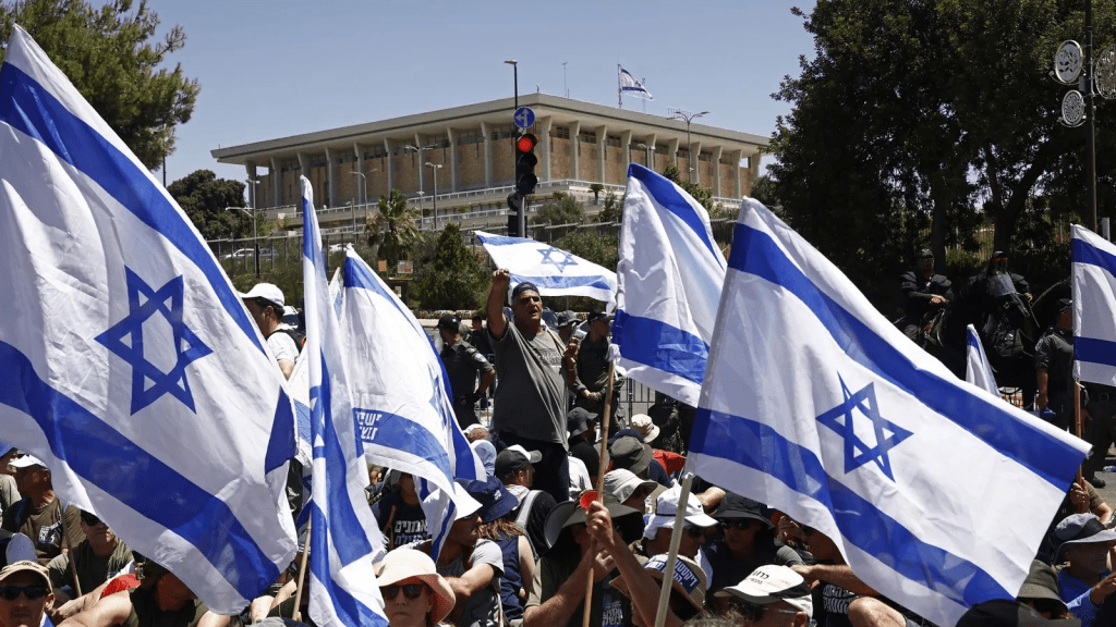 Protestors in front of the Knesset